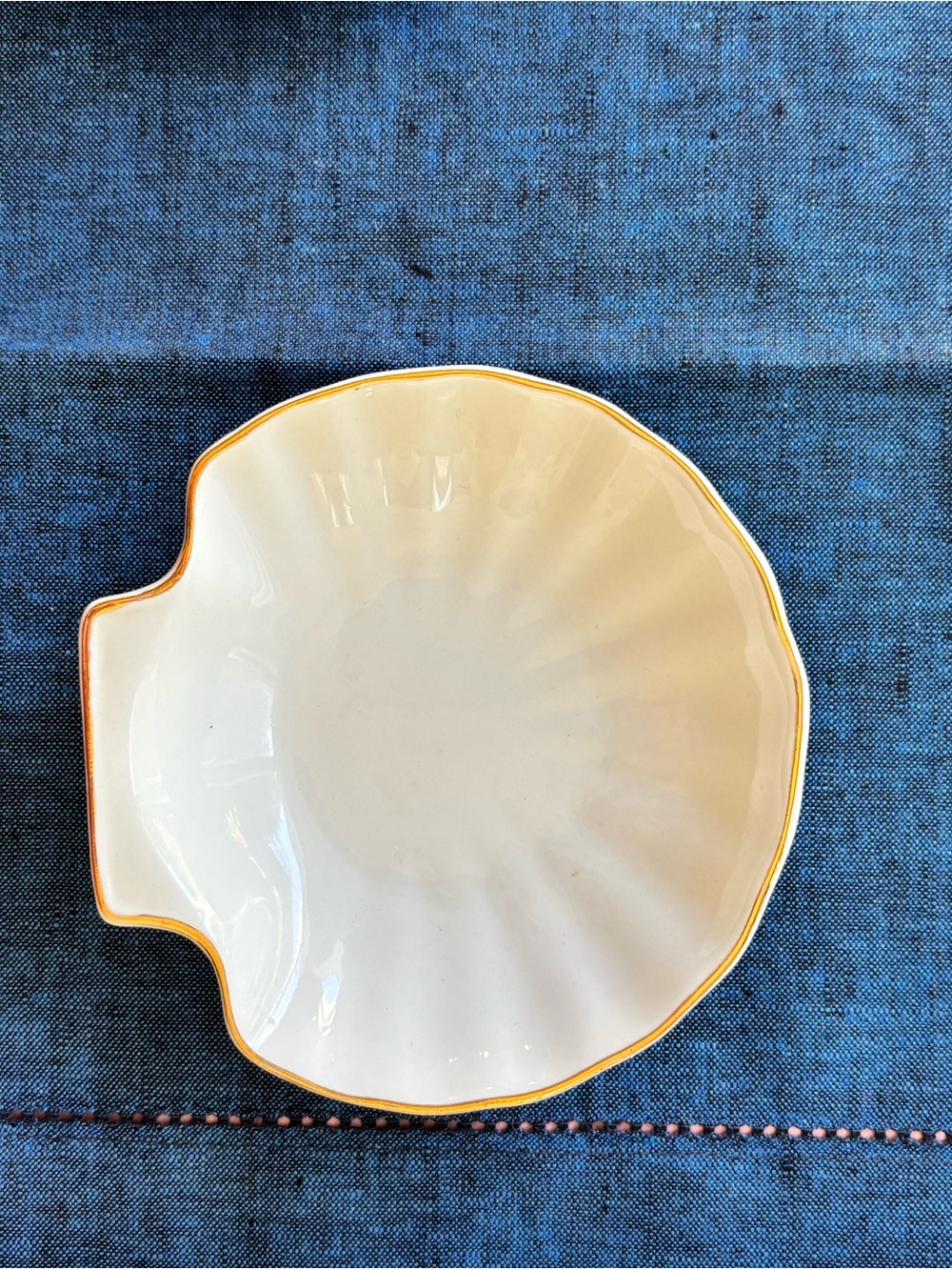 Elegant Cream Porcelain Shell Bowl with Gold Trim